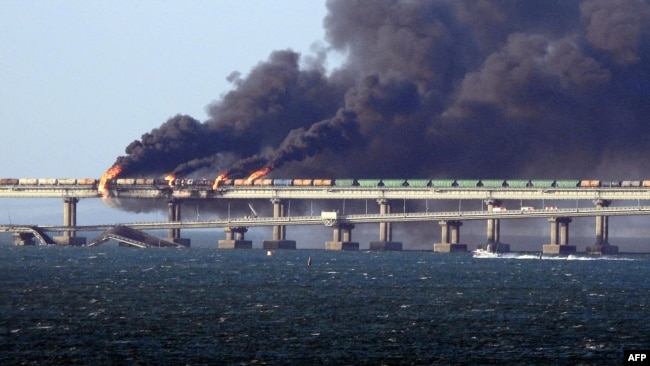 Пожар на Керченском мосту после взрыва на нем 8 октября 2022 года