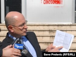 Predrag Popović sa rješenjem o oduzimanju državljanstva, mart 2011.