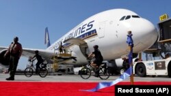 Лайнер A-380, принадлежащий Singapore Airlines. 18 сентября 2013 года.