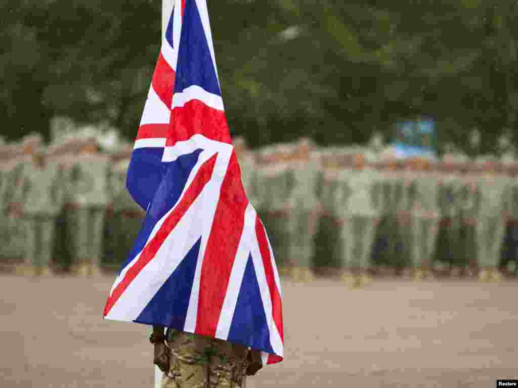 Kazakhstan - Pripreme za podizanje britanske zastave, Almati, 08.08.2011. Foto: Reuters / Shamil Zhumatov 