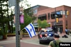 Një flamur izraelit në vendin e ngjarjes.