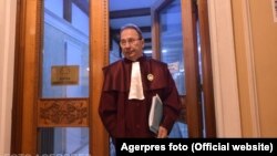 Comisarul pentru justiție avertizează din nou România în ce privește respectarea prevalenței dreptului UE asupra celui național și „tergiversarea” desființării SIIJ. Poziția CCR în aceste chestiuni este și ea criticată. Imagine generică cu președintele CCR, Valer Dorneanu