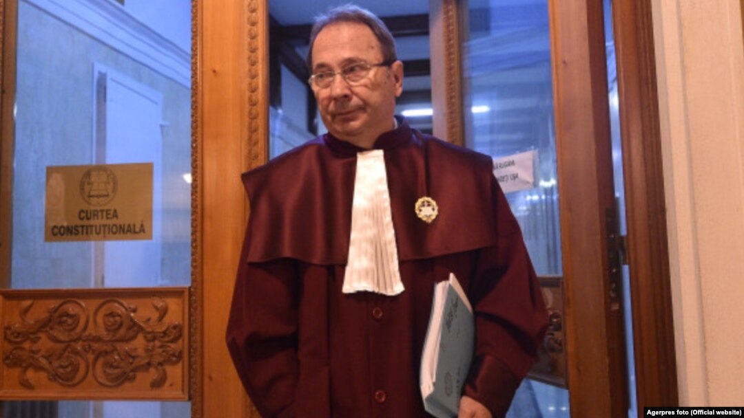 Valer Dorneanu, cu pensie și salariu de peste 50.000/lună, ar fi direct vizat de interzicerea cumulului de pensie și salariu. Și ar fi chemat să decidă și dacă legea ar fi contestată. Șapte din nouă judecători CCR sunt în această situație