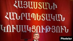 Ermənistan prezidenti Serj Sarkisyanın lideri olduğu Respublikaçılar Partiyasının 12-ci qurultayında çıxışı, Yerevan. 28 noyabr 2009