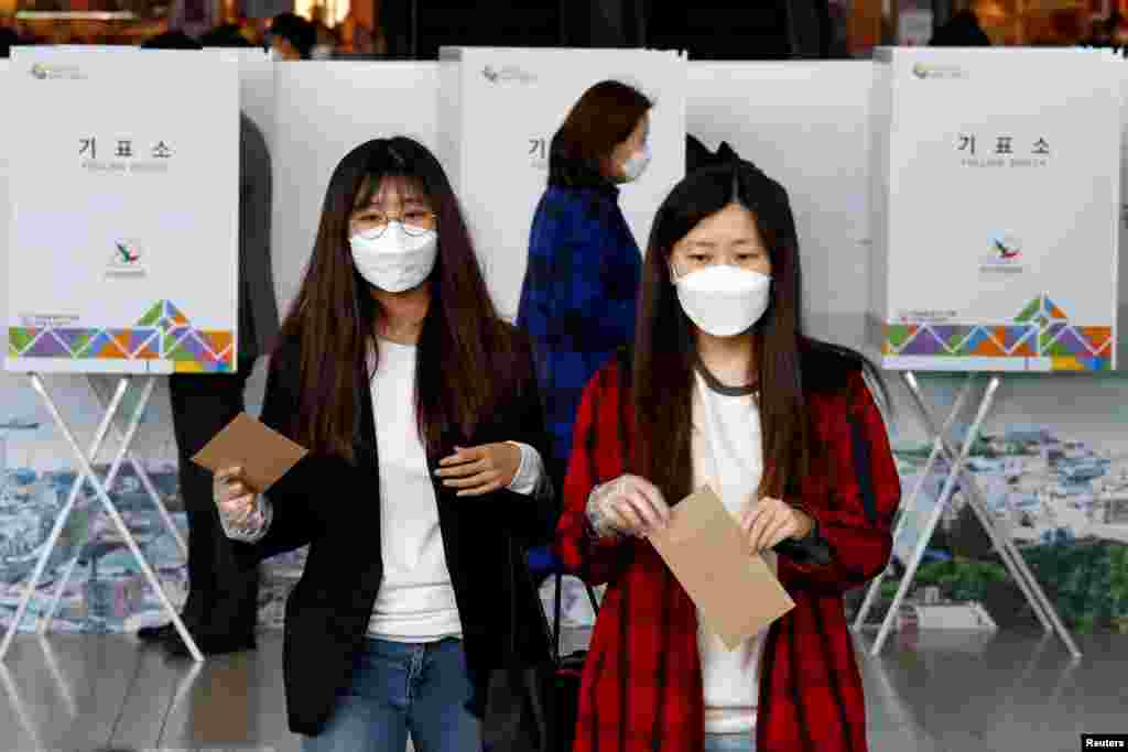 ЈУЖНА КОРЕЈА - Во Јужна Кореја денес се одржуваше предвремено гласање на парламентарните избори, при што се одредени посебни гласачки места за заразените со коронавирус.