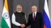 Президент Росії Володимир Путін (праворуч) і прем’єр-міністр Індії Нарендра Моді беруть участь у зустрічі на полях саміту Шанхайської організації співробітництва. Узбекистан, 16 вересня 2022 року (фото архівне)