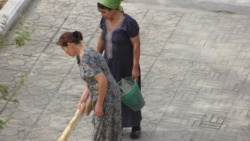 Lebapda tämizlik işlerine çekilen mugallymlar. Arhiw suraty