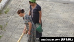 Lebapda tämizlik işlerine çekilen mugallymlar. Arhiw suraty