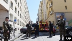 France -- French soldiers, policemen and firefighter vehicles are seen at the site of a police search at the home of one of the two men Припадници на француските безбедносни сили во Марсеј. 