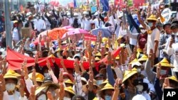 Демонстранти против пучот со кренати три прсти за време на митингот во близина на железничката станицаво Мандалај, Мјанмар, 22 февруари 2021 година.