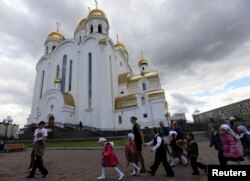 Школьнікі каля царквы, ілюстрацыйнае фота