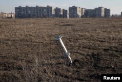 Od početka ruske invazije na Ukrajinu UN mediji i NVO su dokumentovali upotrebu kasetne municije u sukobu u Ukrajini (fotografija kasetnog punjenja pored stambenog bloka u Jenakijevu u Ukrajini iz 2015. godine prokazuje da se takva municija u Ukrajni koristila i ranije)