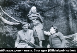 Генерал Петро Григоренко (ліворуч) з дружиною Зінаїдою і Миколою Руденком. Київ, Конча-Заспа, серпень 1976 року