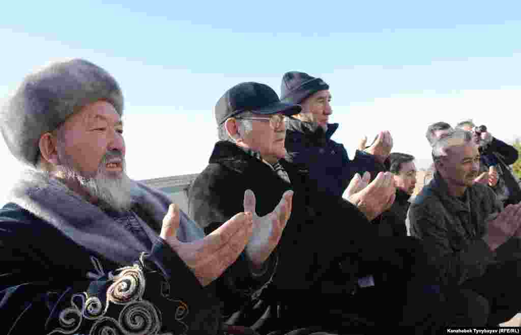 Оппозиционные деятели и журналисты читают молитву на могиле Заманбека Нуркадилова в шестую годовщину его смерти. Алматы, 12 ноября 2011 года.