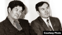 Узбекали Джанибеков (слева) и Нурсултан Назарбаев. Фото с сайта zharkynshakarim.info. 