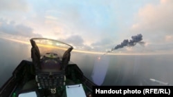 Un F-16 al Forțelor Aeriene Române, doborând o dronă rusească de atac din familia Geran cu propulsie cu reacție. Imagine publicată de Ministerul Apărării Naționale din România
