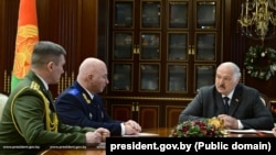 Новы кіраўнік Сьледчага камітэту Канстанцін Бычак (зьлева) і былы старшыня СК Дзьмітры Гара ў Лукашэнкі. Менск, 23 сьнежня 2025. Архіўнае фота