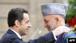 افغان ولسمشر حامد کرزی له خپل فرانسوي سیال نیکولاس سارکوزي سره.