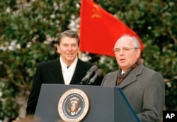 Mihail Gorbaciov, în timpul unei vizite de-a sa la Washington, alături de președintele Statelor Unite, Ronald Reagan, 8 decembrie 1987.