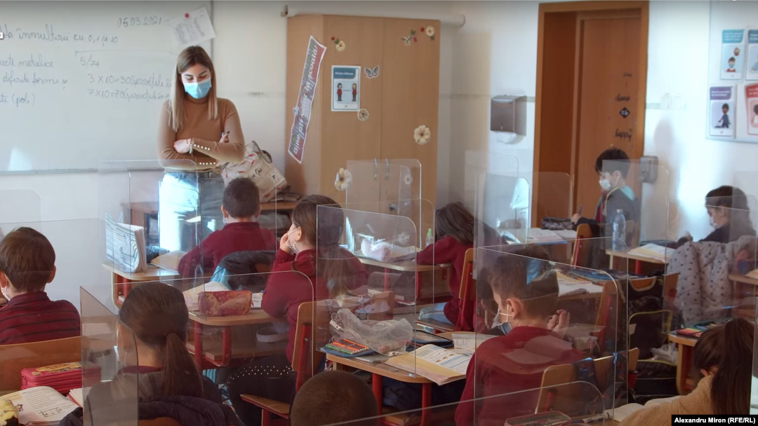 3.400 de clase din cele 12.000 din municipiul București își desfășurau activitatea online pe 11 octombrie. 46 de școli și licee trecuseră toate clasele în sistem online după apariția de cazuri de Covid în mai mult de jumătate din clase.