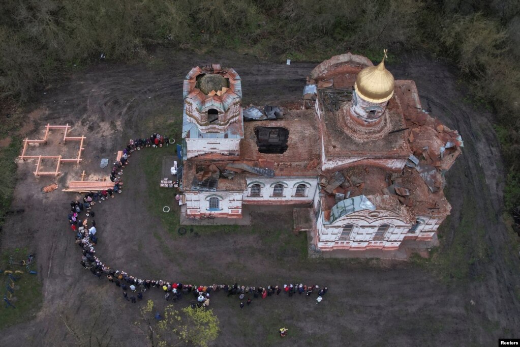 16 aprile 2023, vicino a Chernihiv: messa di Pasqua in una chiesa ancora in piedi nonostante i bombardamenti.