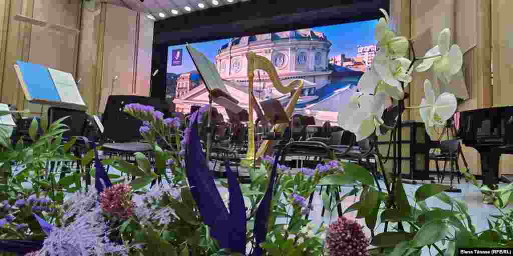 Cele două săli principale unde se desfășoară Festivalul Enescu sunt, în continuare, Ateneul Român și Sala Palatului. Aveți aici o imagine (grab screen) cu Ateneul Român pe scena Sălii Palatului, cu puțin înainte de concertul Orchestrei Simfonice din Dresda. Dar Enescu a trecut strada la Palatul Regal, citește Muzeul Național de Artă, a fost la Institutul Francez, s-a simțit excelent la Muzeul MINA, alături de Klimt și un pian Bosendorfer, merge în Club Control, a fost chiar și la mall.