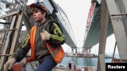 Молодой рабочий на строительстве Керченского моста. Декабрь 2017 года