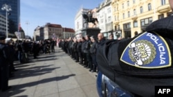 Hrvatska policija osigurava skup ekstremne desnice na Trgu bana Jelačića u Zagrebu