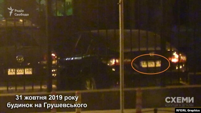 На території будинку «Схеми» також помітили автівки, якими користуються помічники Зеленського