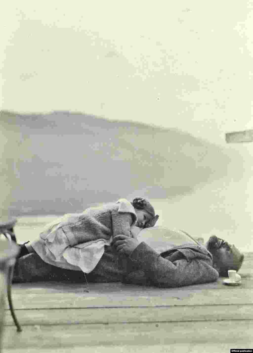 Klimt fotografiat cu nepoata prietenei sale, Emilie Fl&ouml;ge.