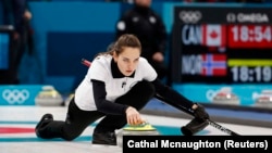  Anastasia Brizgalova la meciul de curling