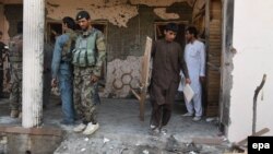 Policët duke e inspektuar vendin e sulmit të sotëm vetëvrasës në Xhalalabad të Afganistanit