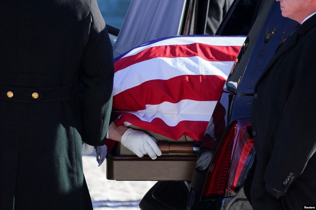 Njerëz qëndrojnë pranë arkivolit të ish-presidentit të SHBA-së, Jimmy Carter, në ditën e funeralit shtetëror në Katedralen Kombëtare të Uashingtonit, 9 janar 2025.
