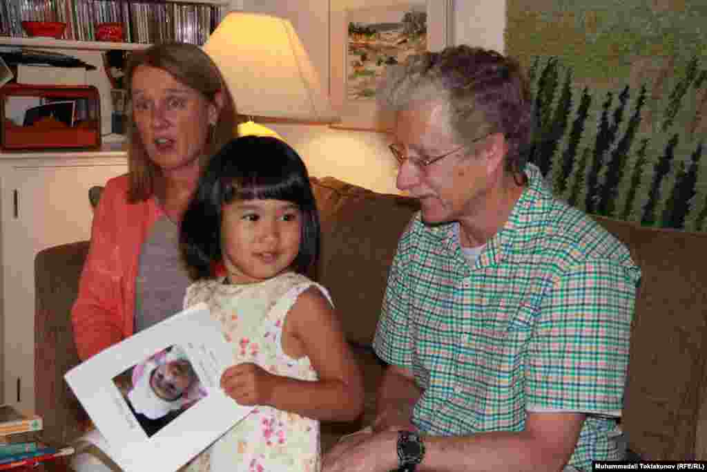 Удочеренная девочка из Кыргызстана Эмили со своими новыми родителями - Сарой и Крисом, Вашингтон, 22 июля 2012 года.