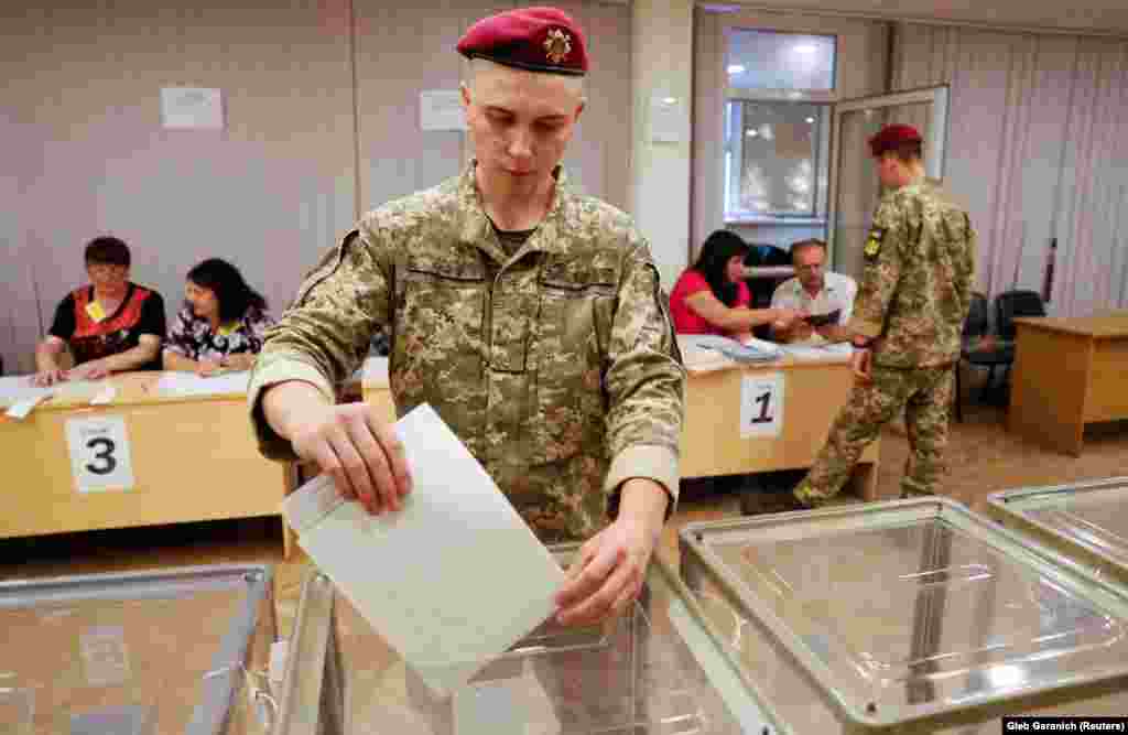 A Ukrainian serviceman casts his ballot in Kyiv. Since 2014, more than 13,000 people have died as Ukrainian government forces have fought against Russia-backed separatists in the eastern part of the country.&nbsp;(Reuters/Gleb Garanich)