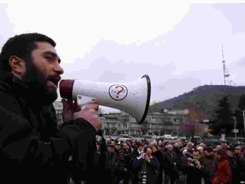 В Тбилиси прошла акция протеста в связи с показом телекомпанией "Имеди" сюжета о якобы произошедшем вторжении в Грузию российских войск