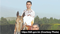 Президент Туркменистана подарил своему единственному сыну предподнесенного ему от имени всех коневодов страны трехлетного ахалтекинского жеребца по кличке Ханкервен.