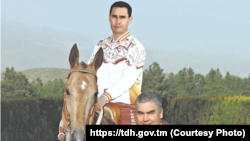 Президент Туркменистана подарил своему единственному сыну предподнесенного ему от имени всех коневодов страны трехлетного ахалтекинского жеребца по кличке Ханкервен.