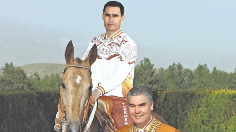 “Atyň aýagy batly bolsun, bili kuwwatly bolsun”. Türkmen prezidenti özüne sowgan berlen aty ogluna peşgeş berdi