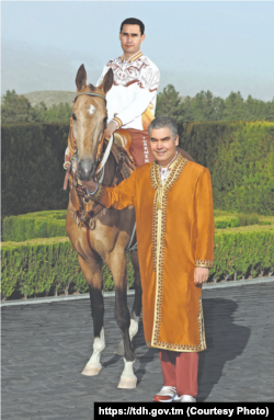 Гурбангулы Бердымухамедов с сыном во время посещения конного комплекса, июнь 2021 года