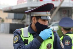 Сотрудник милиции в защитной маске на улице в Бишкеке, 21 апреля 2020 года.