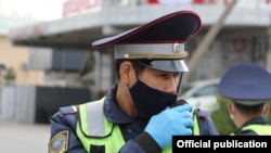 Сотрудник милиции в защитной маске на улице в Бишкеке, 21 апреля 2020 года.