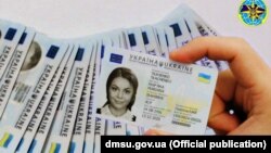 При цьому громадяни України, іноземці та особи без громадянства, які оплатили адміністративні послуги й подали заяви для оформлення документів до 31 грудня, отримають документи за старою ціною