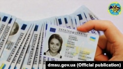 Украинанын жаранынын ID-карта түрүндөгү паспорту. 