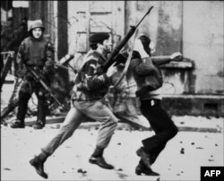 30 ianuarie 1972: Duminica Însângerată. Soldații britanici au ucis 13 catolici care protestau în Derry.