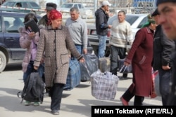 Люди проходят через кыргызско-казахскую границу. 23 марта 2012 года.