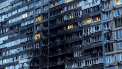 Жилищен блок, запален по време на руска атака с дронове и ракети в Киев, 10 октомври 2025 г.