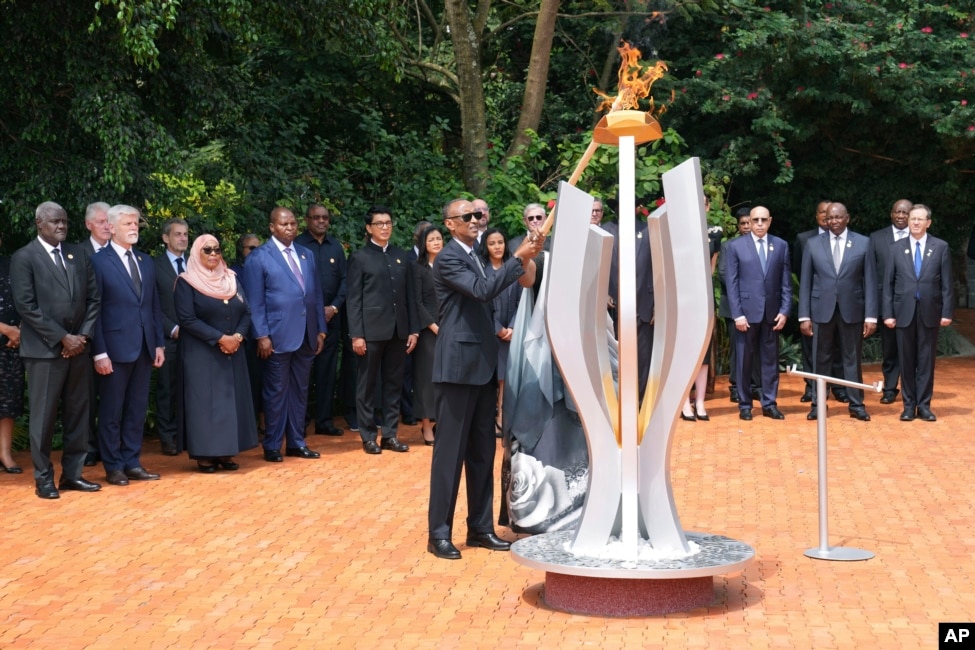 Presidenti i Ruandës, Paul Kagame, ndez një flakë përkujtimore gjatë një ceremonie për të shënuar 30-vjetorin e gjenocidit të Ruandës, mbajtur në Memorialin e Gjenocidit Kigali, në Kigali, më 7 prill 2024.