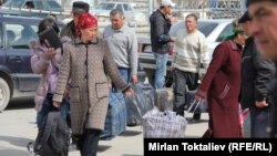 Прохождение таможенного контроля на границе между Казахстаном и Кыргызстаном. 23 марта 2012 года.