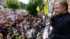Петро Порошенко під час акції на його підтримку біля будівлі Печерського районного суду. Київ, 18 червня 2020 року 